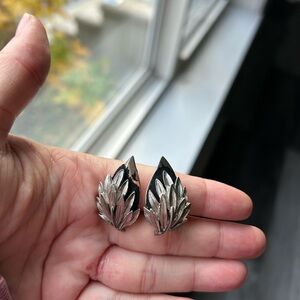 4/$50 vintage 1960 Silver and Black Leaf Earrings 🍃